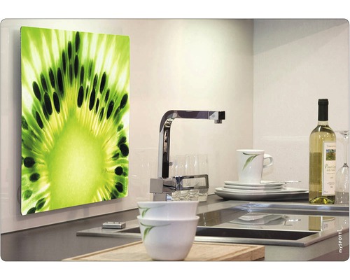 Küchenszene mit Spritzschutz mit Kiwimotiv