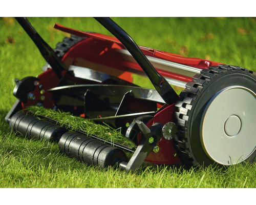 Handrasenmäher auf Rasen