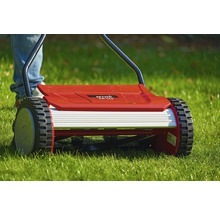 Handrasenmäher auf Gras