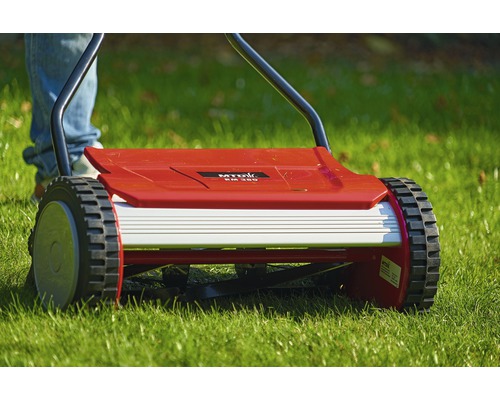 Handrasenmäher auf Gras