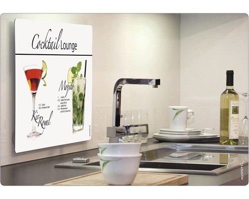 Küchenrückwand mit Cocktail Lounge Motiv neben einer Spüle.