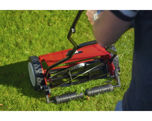 Handrasenmäher auf einer Rasenfläche.