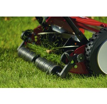 Handrasenmäher schneidet Gras im Garten