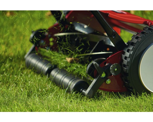 Handrasenmäher schneidet Gras im Garten