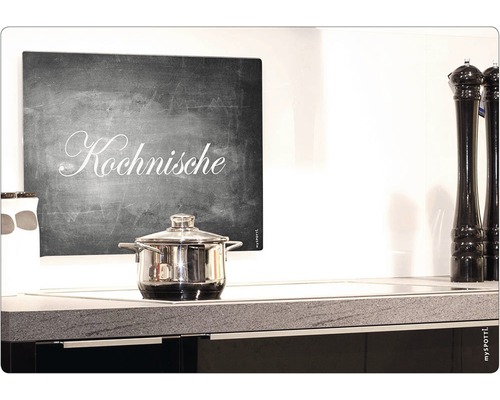Küchenszene mit Kochtopf, Gewürzmühlen und Dekorationstafel