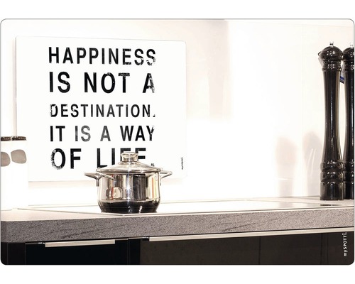 Küche mit Kochtopf und Wandbild mit dem Spruch ''Happiness is not a destination. It is a way of life.''