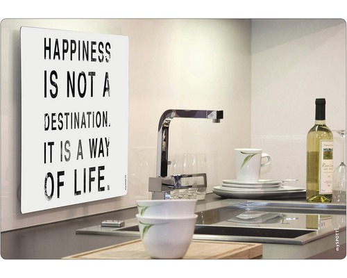 Küchenszene mit Spüle, Armatur, Geschirr, Weinflasche und einem Dekoschild mit dem Schriftzug Happiness is not a destination it is a way of life.