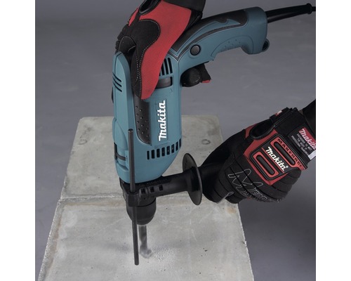 Makita Schlagbohrmaschine beim Bohren eines Lochs in Beton