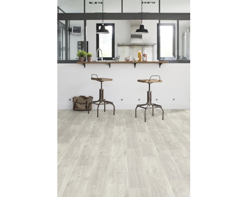 Heller Laminatboden in einer Küche mit Barhockern und einer Küchenzeile.