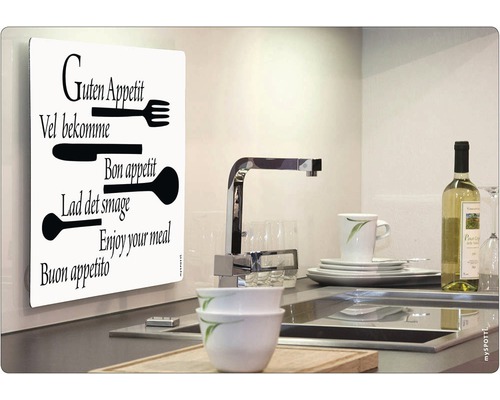 Küchenszene mit Wanddekoration, Spüle und Geschirr