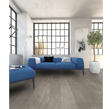 Wohnzimmer mit blauer Couch, Stehlampe und Holzboden