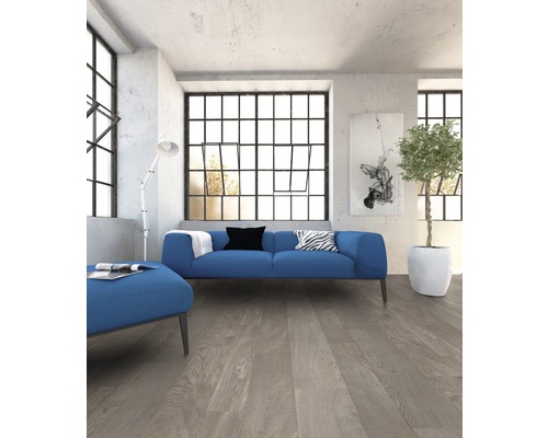 Wohnzimmer mit blauer Couch, Stehlampe und Holzboden