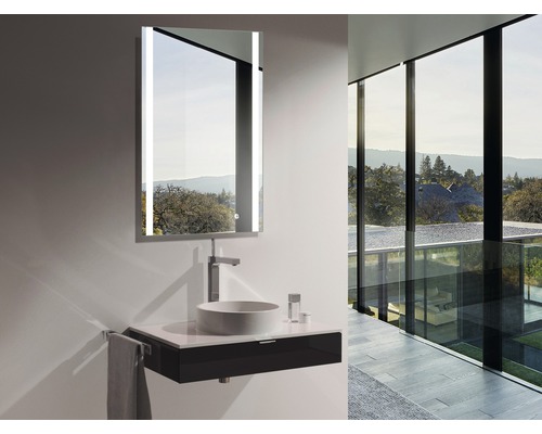 Modernes Badezimmer mit beleuchtetem Spiegel, Waschtisch und Aufsatzwaschbecken vor einem großen Fenster
