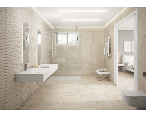 Helles Badezimmer mit Waschbecken, Dusche und Fliesen im Natursteinlook