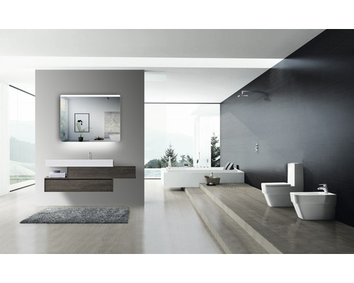 Helles Badezimmer mit Waschtisch, Spiegel, Badewanne, Toilette und Bidet