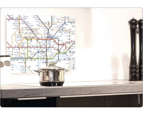 Küchenrückwand mit Londoner U-Bahnplan und Kochtopf auf Herd