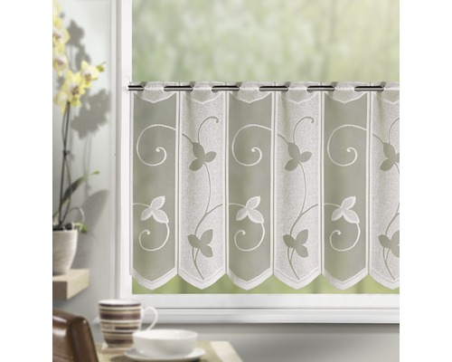 Gardine mit floralem Muster am Fenster