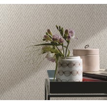 Detailansicht einer Tapete mit Blumenarrangement und Dekoration