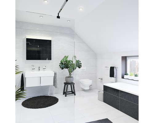 Modernes Badezimmer mit Waschbecken, Spiegel, Toilette und Badewanne.
