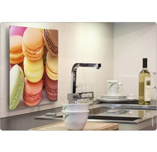 Küchenszene mit Wandpaneel mit Macarons-Motiv, Spüle, Armatur und Geschirr