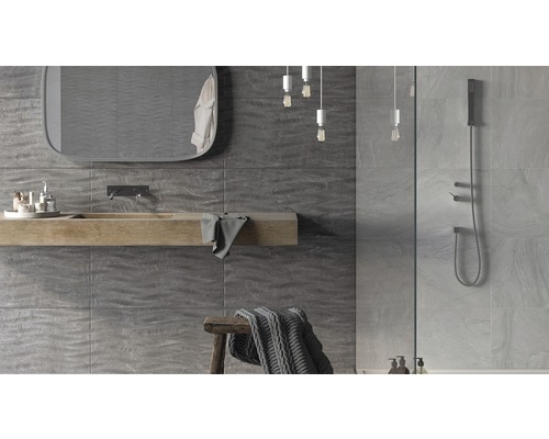 Modernes Badezimmer mit grauen Wandfliesen, Holzwaschtisch, Spiegel und Dusche.