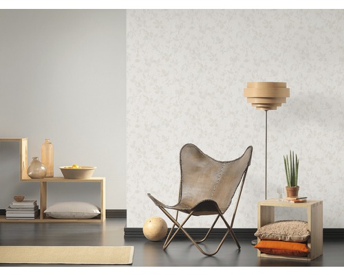 Helles Wohnzimmer mit gemusterter Tapete, Sessel und Holzregalen