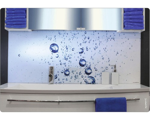 Badezimmerwaschtisch mit Waschbecken, Armatur, Seifenspender und Rückwand mit Blasenmuster