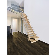 Treppe aus Holz mit Geländer in einem modern eingerichteten Raum