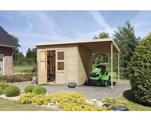 Holzgartenhaus mit Schleppdach und Rasentraktor im Garten