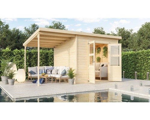 Gartenhaus Karibu Klosterburg inkl. Unterkonstruktion Schleppdach 400 x 244 cm Holzgartenhaus mit Terrasse und offenstehenden Doppeltüren neben einem Schwimmbecken.
