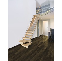 Holztreppe mit Stahlgeländer in modernem Wohnraum