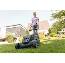 Frau benutzt Bosch Rasenmäher im Garten.