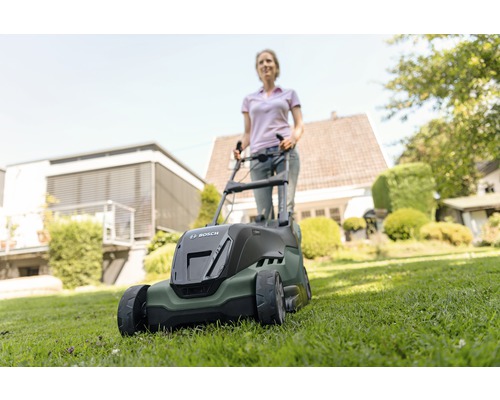 Frau benutzt Bosch Rasenmäher im Garten.