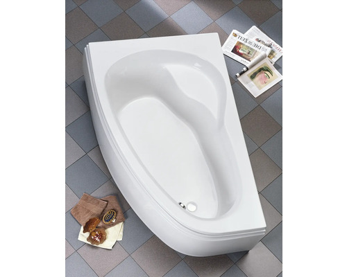 Eckbadewanne aus Sanitäracryl im Badezimmer