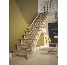 Holztreppe mit Metallgeländer in einem hellen Raum