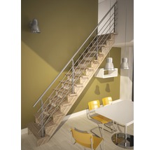 Holztreppe mit Metallgeländer in einem modernen Interieur
