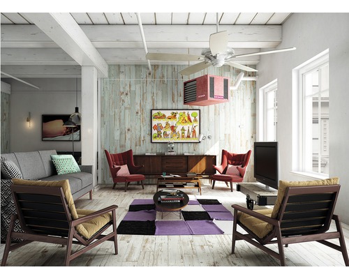 Wohnzimmer mit Sofa, Sesseln, Teppich, Tisch, Kommode, Fernseher, Deckenventilator und Heizgerät