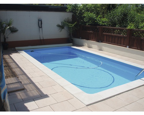 Schwimmbecken im Garten mit Poolreinigungszubehör