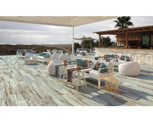 Außenbereich mit Lounge-Möbeln, Holzboden und Meerblick