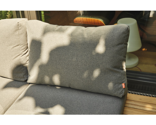 Graues Sofakissen auf einem Gartensofa