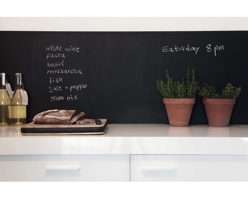 Küchenszene mit Kreidetafel, Einkaufsliste, Brot, Wein und Kräutertöpfen