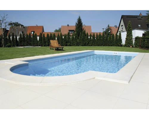 Rechteckiger Swimmingpool mit Liegestuhl im Garten