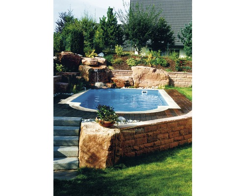 Gartenszene mit Pool, Wasserfall aus Natursteinen und begrünter Umgebung