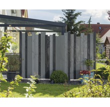 Holzzaun im Garten mit Pflanzen