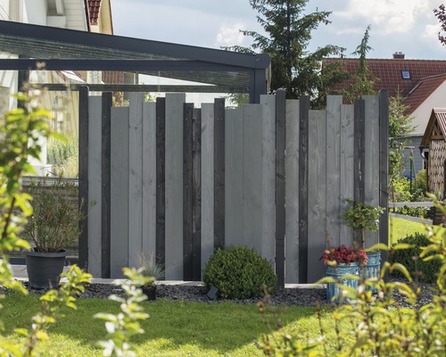 Holzzaun im Garten mit Pflanzen