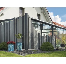 Holzzaun mit Pflanzenkübeln vor einem Haus