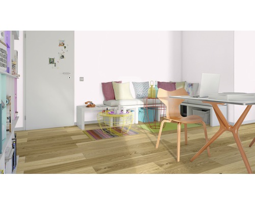 Heller Raum mit Schreibtisch, Stuhl, Sitzbank mit Kissen und Regal