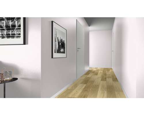 Flur mit Holzboden, weißer Tür und gerahmten Bildern an der Wand