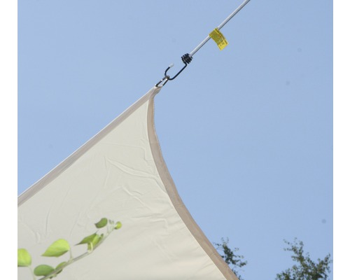 Detailaufnahme einer Sonnensegelbefestigung mit Spannschloss und Karabinerhaken