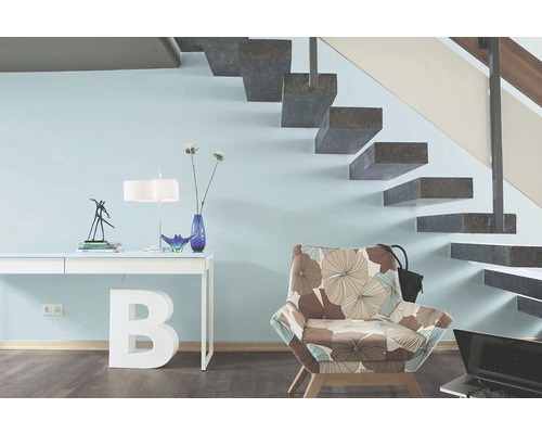 Wohnraum mit Treppe, Schreibtisch und Sessel